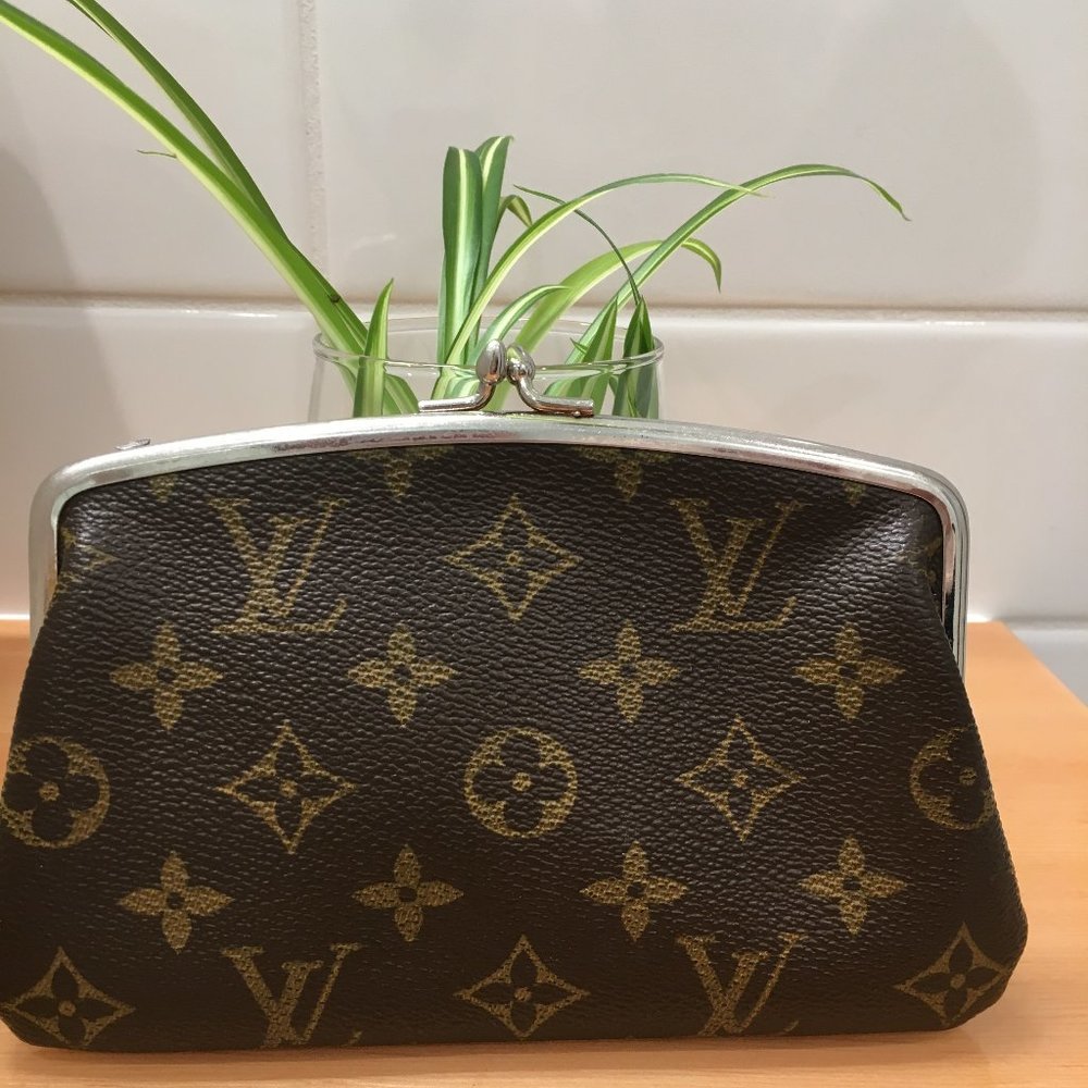 MINT Super RARE, treasured Vintage Louis Vuitton French Kiss lock clutch